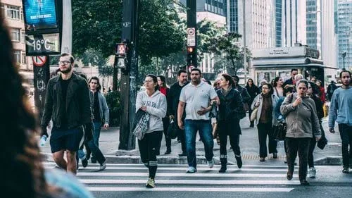 Ilustrasi sekelompok orang sedang berkumpul di jalan.(dok pexels)