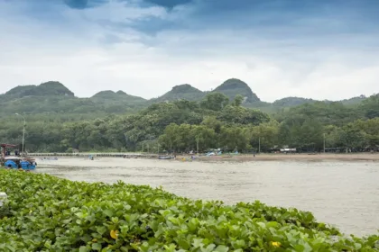 Pantai Jetis jadi salah satu surganya olahan seafood di Cilacap. (Foto: visitjawatengah.jatengprov.go.id)