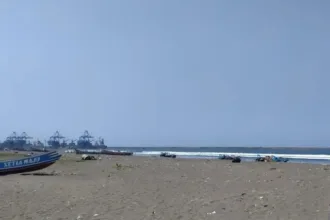 Pantai Menganti Cilacap jadi salah satu daya tarik untuk wisatawan kunjungi. (Foto: sisparnas.kemenpar.go.id)