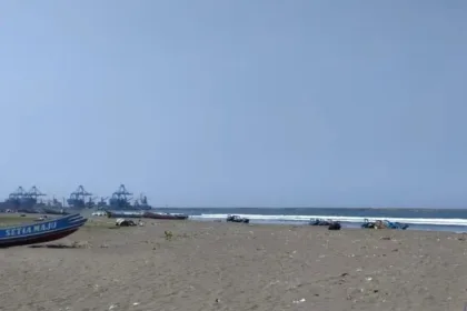 Pantai Menganti Cilacap jadi salah satu daya tarik untuk wisatawan kunjungi. (Foto: sisparnas.kemenpar.go.id)