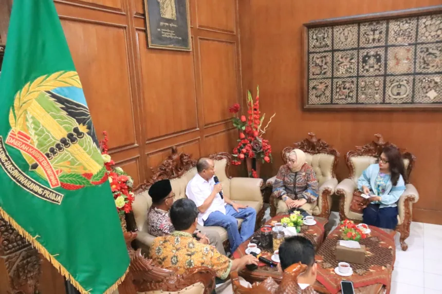 Bupati Banyumas, Sadewo Tri Lastiono menerima kunjungan Deputi Kementerian Koordinator Bidang Pangan di Ruang Joko Kaiman, kompleks Pendopo Si Panji Purwokerto, Rabu (2/9/2026).(Foto Pemkab Banyumas)