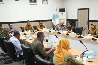 Bupati Fahmi memimpin Rapat Koordinasi Forum Koordinasi Pimpinan Daerah (Forkopimda) dalam rangka kesiapsiagaan menjelang Pilkades Serentak 2026 di Ruang Rapat Bupati, Senin (31/8/2026).(Foto: Prokompim Pemkab Purbalingga)