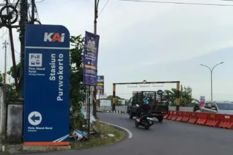 Perjalanan eksplor beberapa destinasi wisata Banyumas, kini semakin mudah dengan integrasi Trans Banyumas di Pintu Barat Stasiun Purwokerto. (Foto: Dok Mercusuarnews.co)