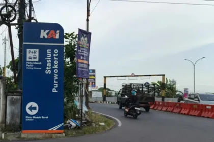Perjalanan eksplor beberapa destinasi wisata Banyumas, kini semakin mudah dengan integrasi Trans Banyumas di Pintu Barat Stasiun Purwokerto. (Foto: Dok Mercusuarnews.co)
