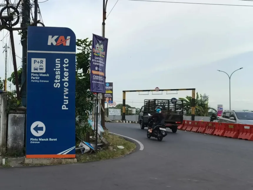 Perjalanan eksplor beberapa destinasi wisata Banyumas, kini semakin mudah dengan integrasi Trans Banyumas di Pintu Barat Stasiun Purwokerto. (Foto: Dok Mercusuarnews.co)