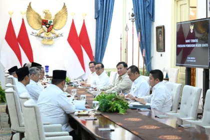 Presiden Prabowo memimpin rapat terbatas terkait pendidikan gratis di Istana Merdeka Jakarta.(Foto: BPMI Setpres)