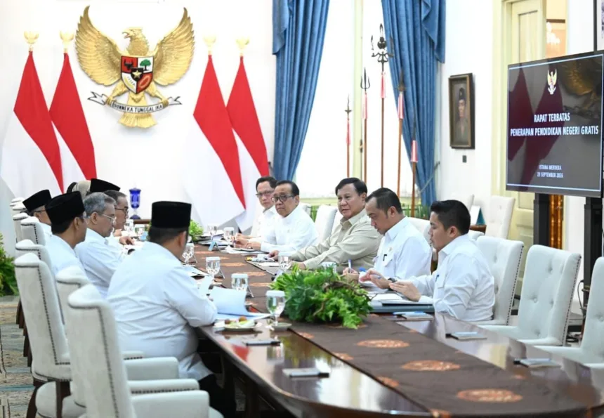 Presiden Prabowo memimpin rapat terbatas terkait pendidikan gratis di Istana Merdeka Jakarta.(Foto: BPMI Setpres)