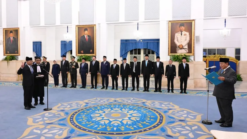 Presiden Prabowo Subianto melantik Suahasil Nazara sebagai Menteri Keuangan Kabinet Merah Putih di Istana Negara, Jakarta, pada Senin, (14/9/2026). (Foto: BPMI Setpres)