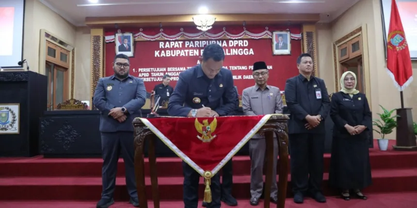 Penandatanganan berita acara persetujuan bersama dalam Rapat Paripurna DPRD Kabupaten Purbalingga di Ruang Rapat DPRD, Rabu (2/9/2026).(Foto: Prokompim Pemkab Purbalingga)