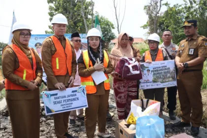 Bupati Brebes Hj. Paramitha Widya Kusuma meletakkan batu pertama pembangunan rumah baru bagi Ibu Rasti di Dukuh Kendaga, Desa Larangan, Kecamatan Larangan, Senin (31/8/2026).(Foto: Humas Dinkominfotik Kabupaten Brebes)
