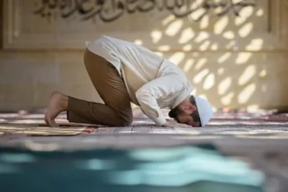 Ilustrasi seorang muslim sedang mendirikan shalat untuk mengingat Allah SWT.(dok Istock)
