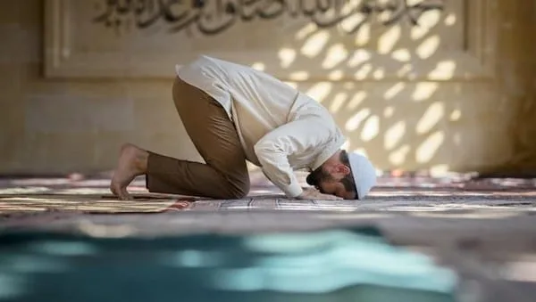 Ilustrasi seorang muslim sedang mendirikan shalat untuk mengingat Allah SWT.(dok Istock)