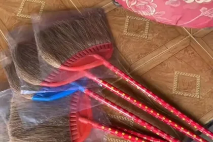 Kerajinan Sapu Tapes yang berasal dari serabut kelapa dari Desa Wisata Tambaknegara, Rawalo Banyumas. (Foto: TikTok @deswitatambaknegara)