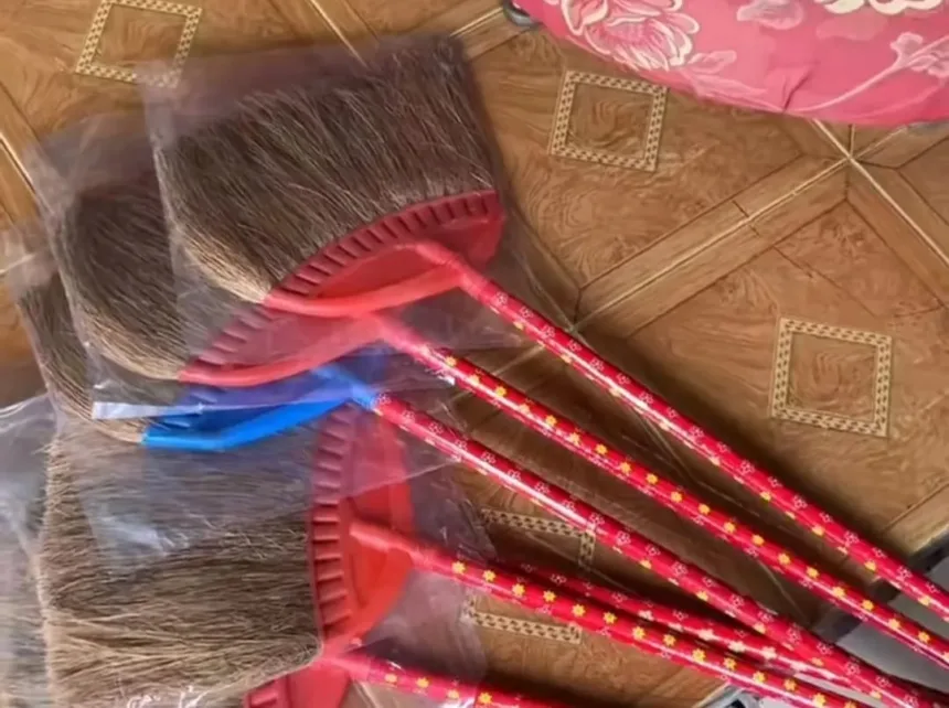 Kerajinan Sapu Tapes yang berasal dari serabut kelapa dari Desa Wisata Tambaknegara, Rawalo Banyumas. (Foto: TikTok @deswitatambaknegara)