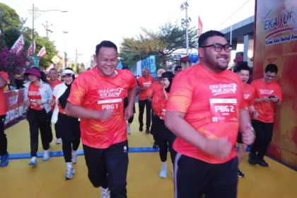 Bupati Purbalingga bersama ribuan pelari memadati sejumlah ruas jalan di Purbalingga dalam ajang Eka Surya Run 2026 yang diselenggarakan di Eka Surya Plaza