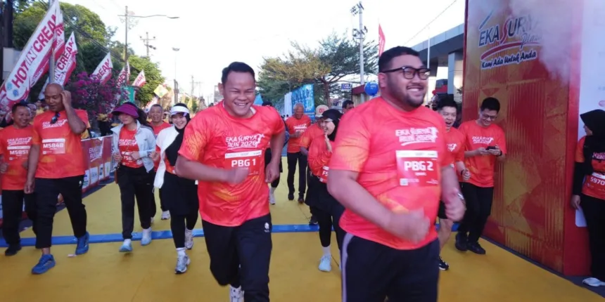 Bupati Purbalingga bersama ribuan pelari memadati sejumlah ruas jalan di Purbalingga dalam ajang Eka Surya Run 2026 yang diselenggarakan di Eka Surya Plaza