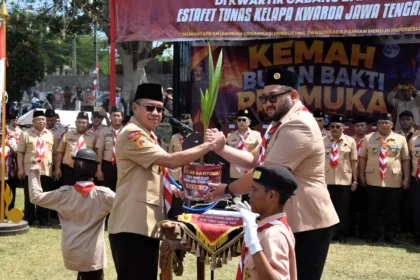 Perjalanan Estafet Tunas Kelapa (ETK) Tahun 2026 resmi memasuki wilayah Kabupaten Banyumas. Serah terima pasukan ETK dari Kwartir Cabang (Kwarcab) Purbalingga kepada Kwarcab Banyumas berlangsung di Lapangan Desa Silado, Kecamatan Sumbang, Minggu (6/9/2026).(Foto: Prokompim Setda Banyumas)