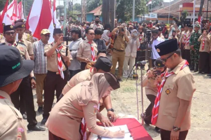 Kwartir Cabang (Kwarcab) Gerakan Pramuka Kabupaten Brebes resmi menyerahkan Tunas Kelapa kepada Kwarcab Kabupaten Tegal