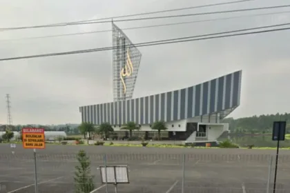 Masjid As-Shodiqin yang berbentuk perahu, jadi salah satu destinasi wisata religi di Cilacap