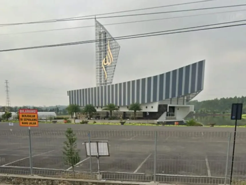 Masjid As-Shodiqin yang berbentuk perahu, jadi salah satu destinasi wisata religi di Cilacap
