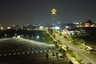 Menikmati keindahan panorama Menara Pandang Teratai dari kejauhan