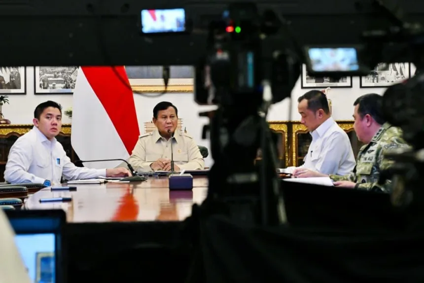 Menkes Budi ikut rapat terbatas terkait perkembangan penanganan bencana alam yang dipimpin Presiden Prabowo Subianto secara hybrid di Istana Merdeka, Jakarta