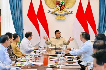 Rapat terbatas yang dipimpin Presiden Prabowo Subianto di Istana Merdeka terkait inklusi dan literasi keuangan di Jakarta
