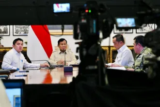 Presiden Prabowo memimpin rapat terbatas mengenai penanganan bencana alam dari Istana Merdeka, Jakarta