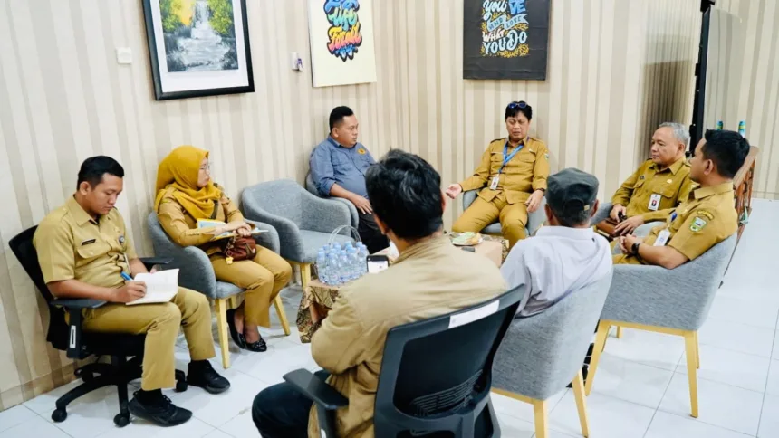 Sekda Kebumen memberikan klarifikasi resmi terkait pencatutan namanya untuk penipuan.(Foto: Prokompim Setda Kebumen)