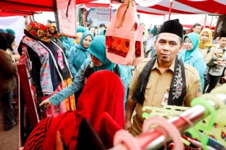 Wakil Gubernur Jateng saat mengunjungi batik Kalikajar Wonosobo