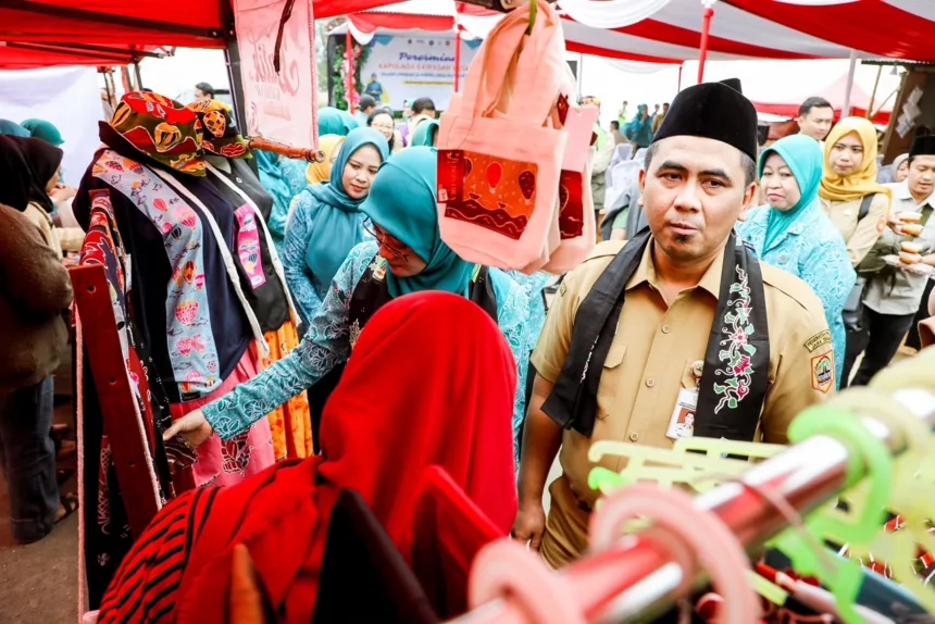 Wakil Gubernur Jateng saat mengunjungi batik Kalikajar Wonosobo
