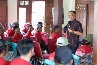 Ketua DPRD Jateng Sumanto menggelar dialog bersama warga dan para relawan di Desa Suruh, Kecamatan Tasikmadu, Kabupaten Karanganyar