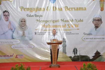 Pj Sekda Cilacap Annisa Fabriana menyampaikan sambutan Plt Bupati Cilacap dalam pengajian dan doa bersama memperingati Maulid Nabi Muhammad SAW di Pendopo Wijayakusuma Cakti