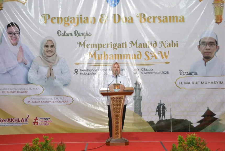Pj Sekda Cilacap Annisa Fabriana menyampaikan sambutan Plt Bupati Cilacap dalam pengajian dan doa bersama memperingati Maulid Nabi Muhammad SAW di Pendopo Wijayakusuma Cakti