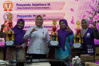 Pj Sekda Annisa Fabriana menyerahkan penghargaan kepada para pemenang Lomba Posyandu Tingkat Kabupaten Cilacap di Ruang Rapat Sekda