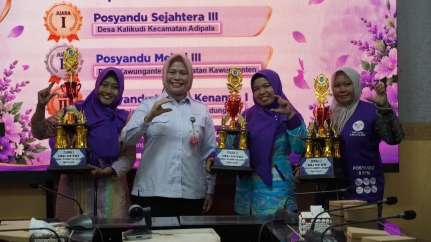 Pj Sekda Annisa Fabriana menyerahkan penghargaan kepada para pemenang Lomba Posyandu Tingkat Kabupaten Cilacap di Ruang Rapat Sekda