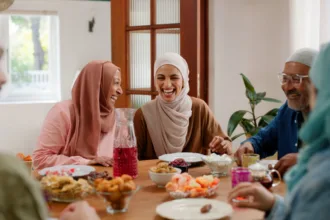 Ilustrasi gambar keluarga sedang makan.(dok Pixabay)