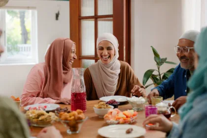 Ilustrasi gambar keluarga sedang makan.(dok Pixabay)