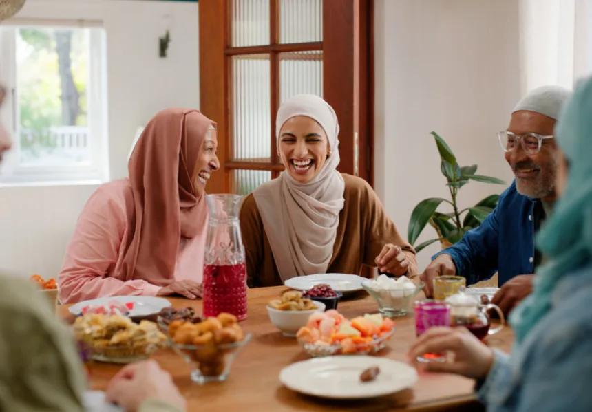 Ilustrasi gambar keluarga sedang makan.(dok Pixabay)