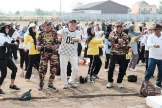 Plt. Bupati Pemalang, Nurkholes, menghadiri senam bersama dalam rangka peringatan Hari Olahraga Nasional (Haornas) ke-43 di Stadion Jati Diri Comal