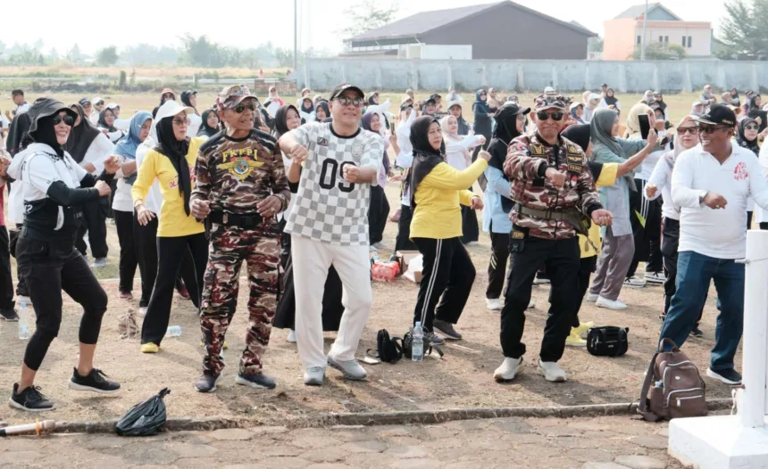 Plt. Bupati Pemalang, Nurkholes, menghadiri senam bersama dalam rangka peringatan Hari Olahraga Nasional (Haornas) ke-43 di Stadion Jati Diri Comal