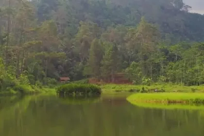 Telaga Kumpe jadi salah satu tempat wisata di Banyumas yang masih worth it untuk dikunjungi. (Foto: Dok Mercusuarnews.co)