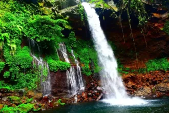 Pesona Curug Telu di Baturraden yang memiliki empat air terjun. (Foto: dolanbanyumas.banyumaskab.go.id)