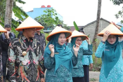 Tim Penggerak (TP) PKK Provinsi Jawa Tengah melaksanaan program Gerakan Ibu/Perempuan Menanam Pohon atau disingkat "Rabu Pon" d6i Desa Tlahab Kidul, Kecamatan Karangreja, Kabupaten Purbalingga, Kamis (10/9/2026).(Foto: Prokompim Setda Purbalingga)