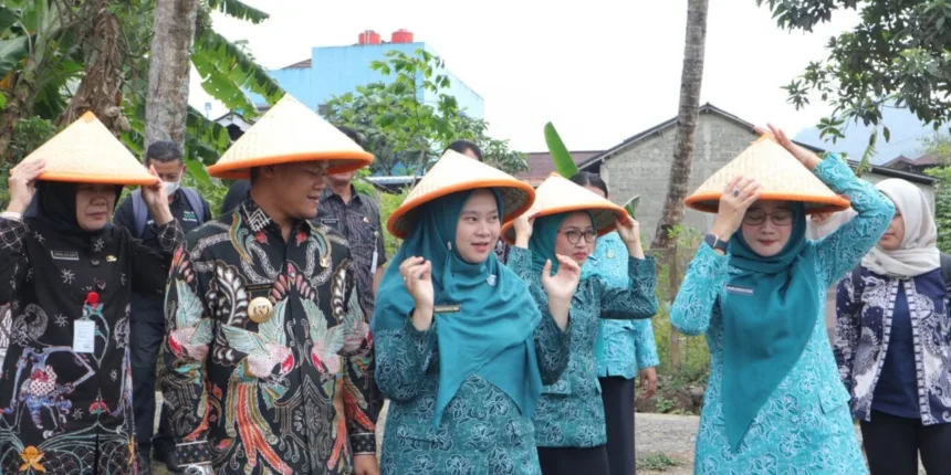 Tim Penggerak (TP) PKK Provinsi Jawa Tengah melaksanaan program Gerakan Ibu/Perempuan Menanam Pohon atau disingkat "Rabu Pon" d6i Desa Tlahab Kidul, Kecamatan Karangreja, Kabupaten Purbalingga, Kamis (10/9/2026).(Foto: Prokompim Setda Purbalingga)