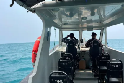 TNI Angkatan Laut (TNI AL) tangah melakukan pencarian terhadap rombongan jurnalis yang dilaporkan hilang kontak saat meliput erupsi Gunung Anak Krakatau.(Dok BPMI Setpres)