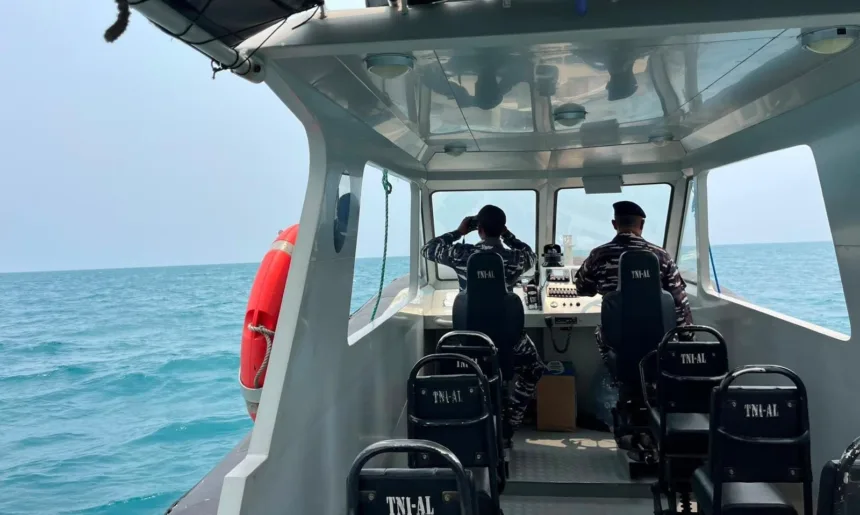 TNI Angkatan Laut (TNI AL) tangah melakukan pencarian terhadap rombongan jurnalis yang dilaporkan hilang kontak saat meliput erupsi Gunung Anak Krakatau.(Dok BPMI Setpres)