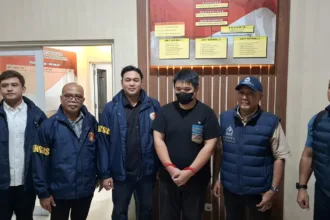 Tersangka kasus dugaan penipuan dan penggelapan, Erick Soedjasa ditangkap Tim Penyidik Direktorat Tindak Pidana Ekonomi Khusus (Dittipideksus) Bareskrim Polri di Bandara Internasional Juanda, Surabaya.(Foto: Bareskrim Polri)