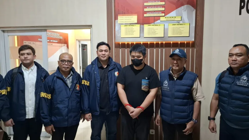 Tersangka kasus dugaan penipuan dan penggelapan, Erick Soedjasa ditangkap Tim Penyidik Direktorat Tindak Pidana Ekonomi Khusus (Dittipideksus) Bareskrim Polri di Bandara Internasional Juanda, Surabaya.(Foto: Bareskrim Polri)