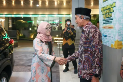 Sekda Jateng menyambut kedatangan undangan jelang pembukaan MTQ Nasional 2026